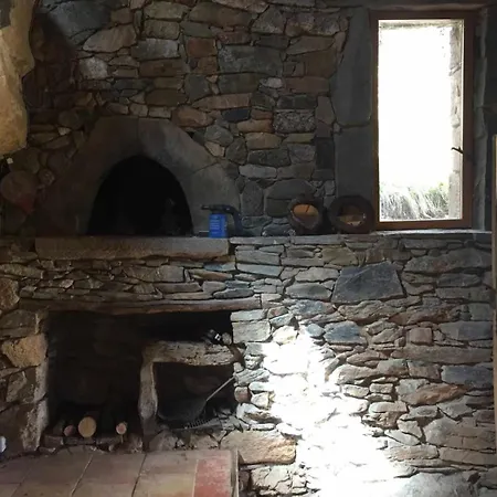 Insolite Bergerie Dans La Foret