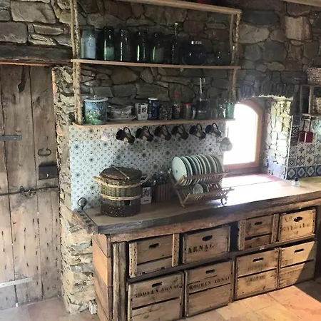 Insolite Bergerie Dans La Foret *