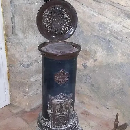 Insolite Bergerie Dans La Foret *