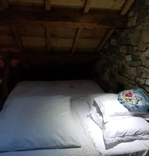 Parque de Campismo Insolite Bergerie Dans La Forêt *