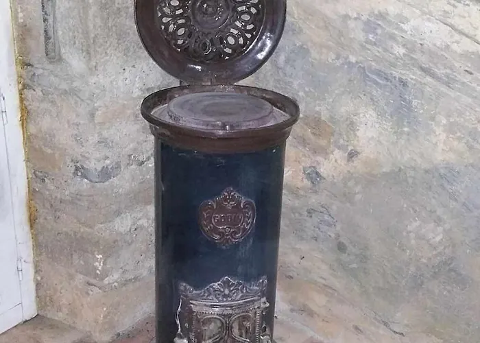 Insolite Bergerie Dans La Foret *