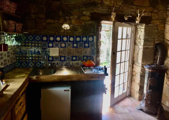 Parque de Campismo Insolite Bergerie Dans La Forêt *